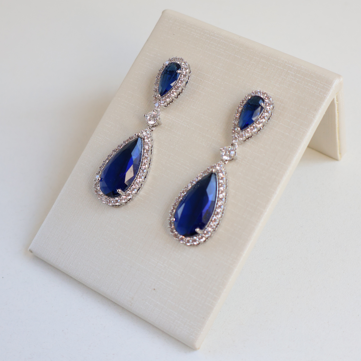 Brinco Prateado e Cristal Azul - Semijoia