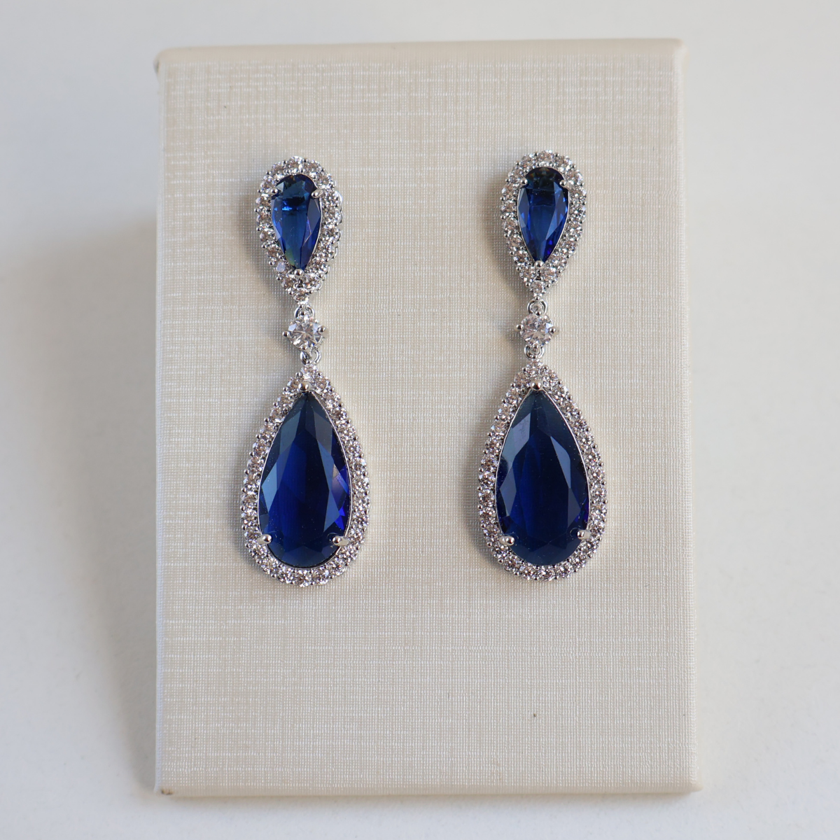 Brinco Prateado e Cristal Azul - Semijoia