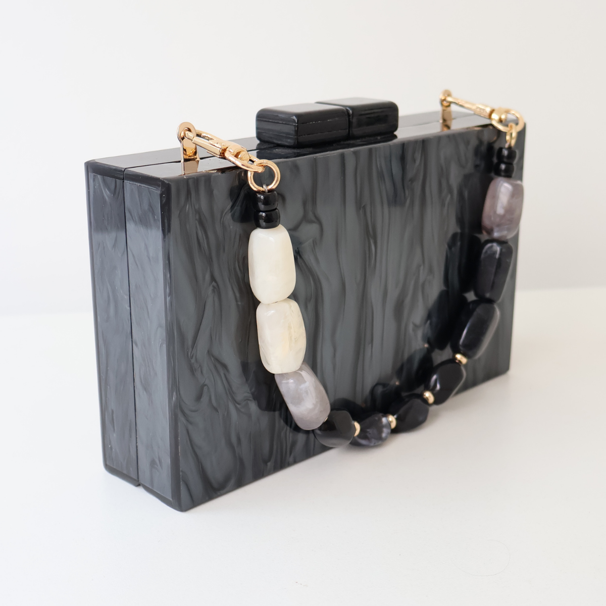 Alça de Mão - Branco e Preto - Metal Dourado
