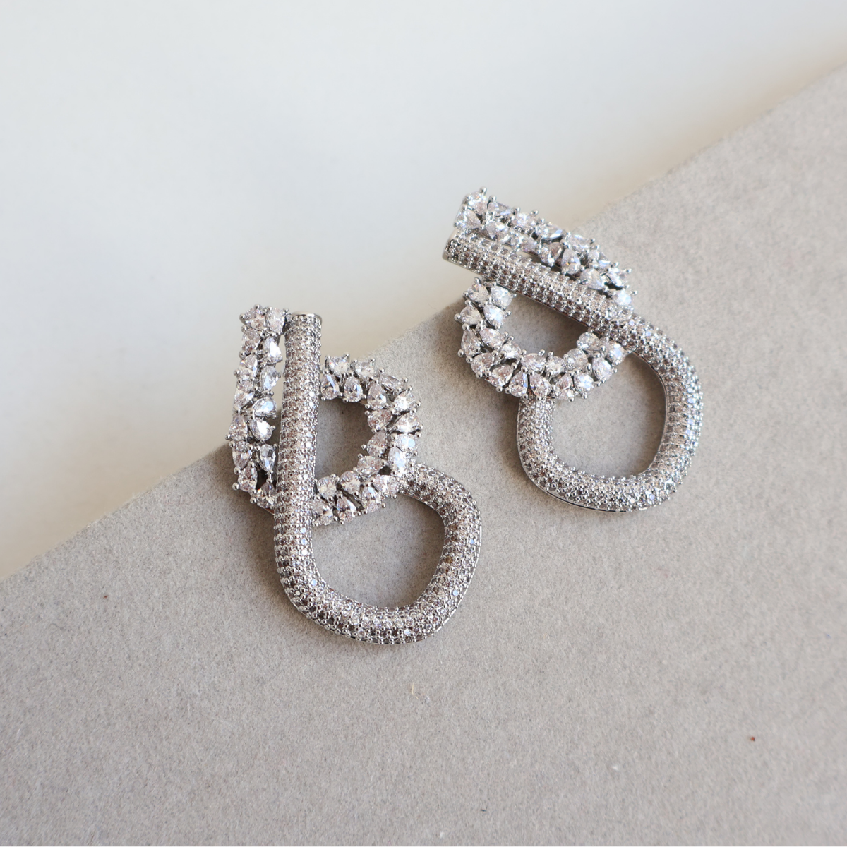 Brinco Prateado e Cristal Transparente - Semijoia