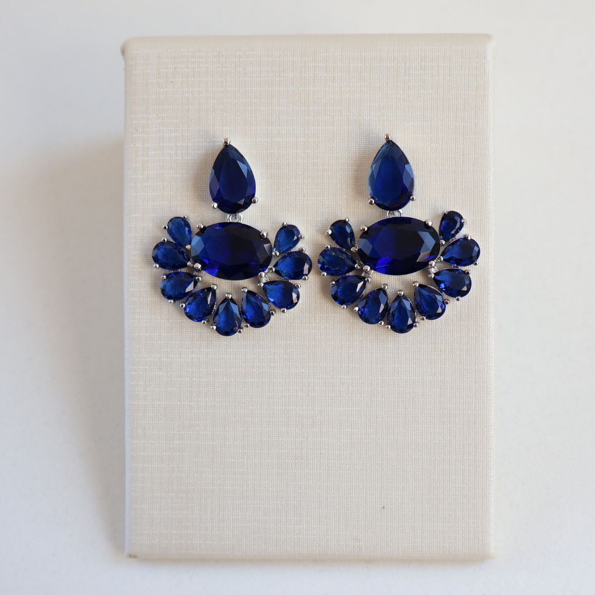 Brinco Prateado e Cristal Azul - Semijoia