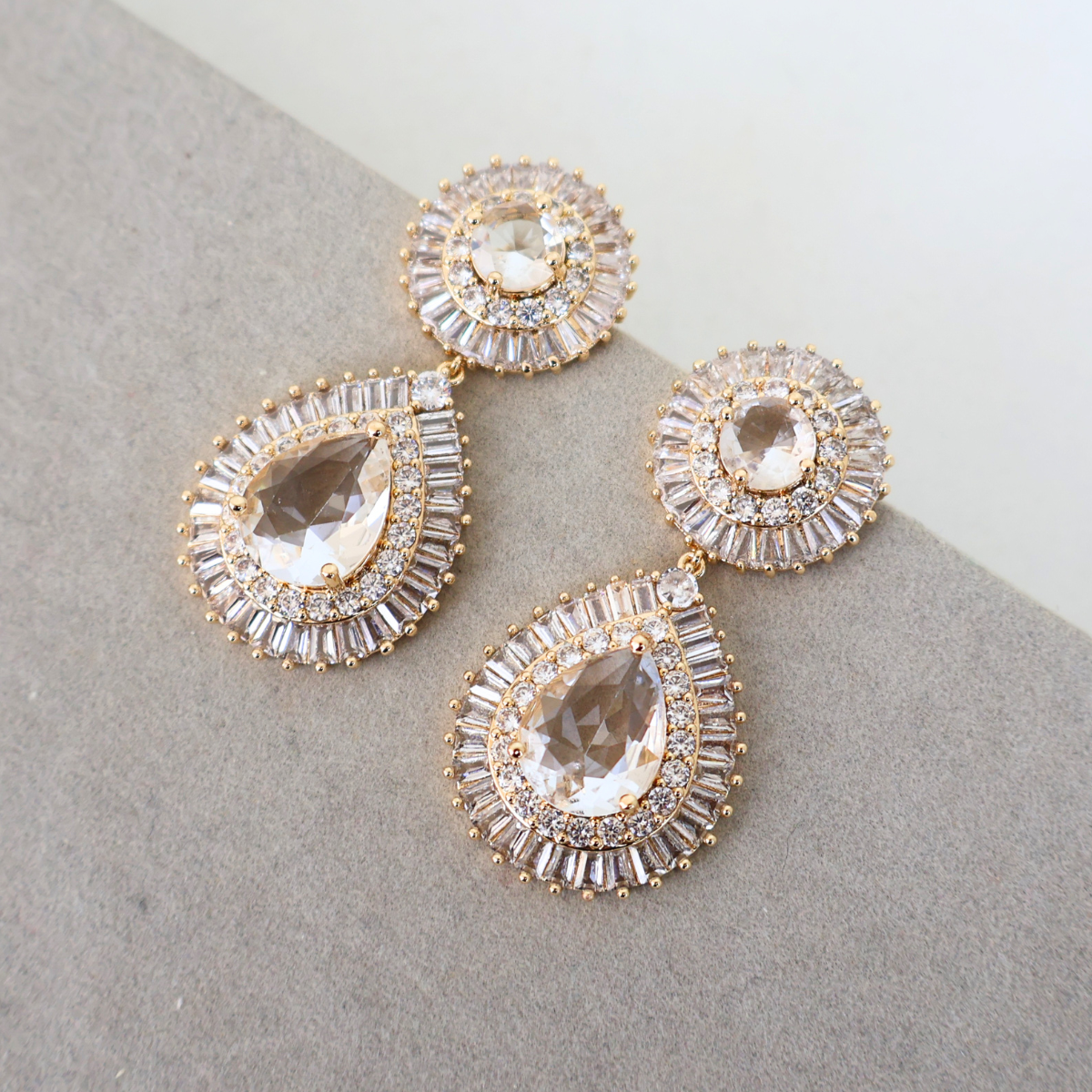 Brinco Dourado e Cristais Translúcidos - Semijoia