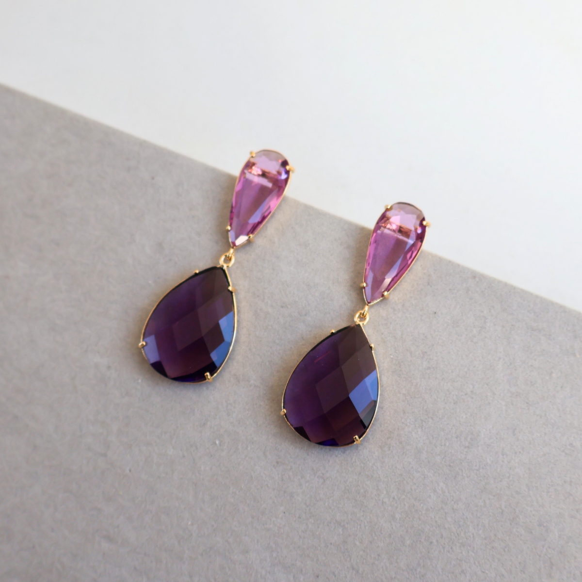 Brinco Dourado e Cristal Roxo - Semijoia