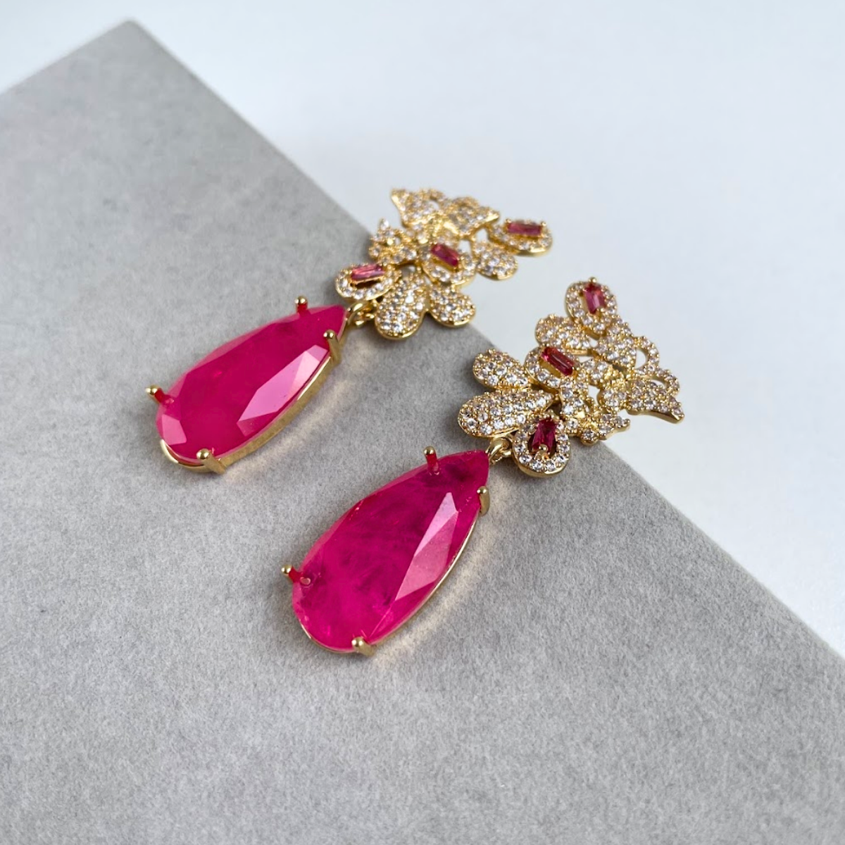 Brinco Dourado e Cristal Rosa - Semijoia