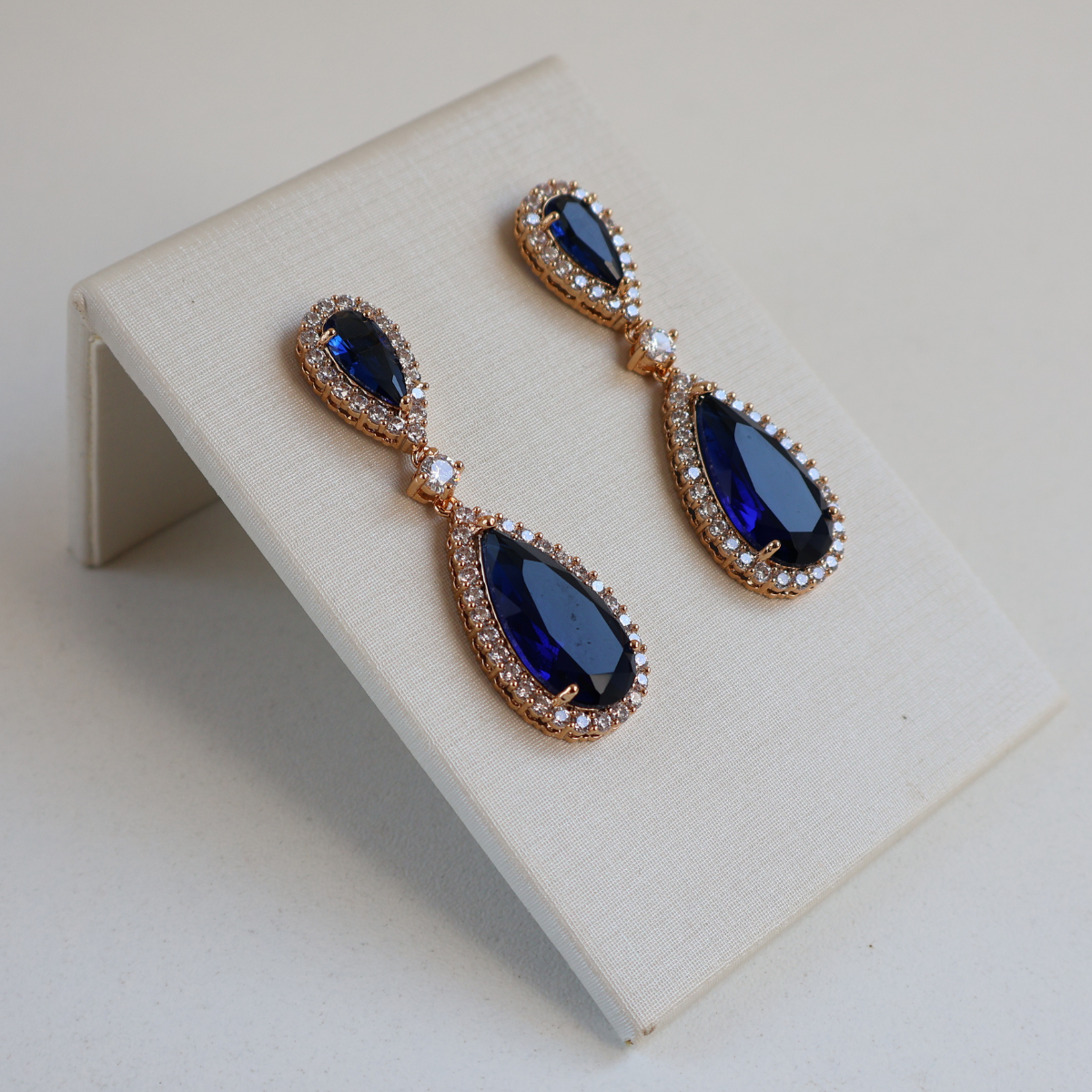 Brinco Dourado e Cristal Azul - Semijoia