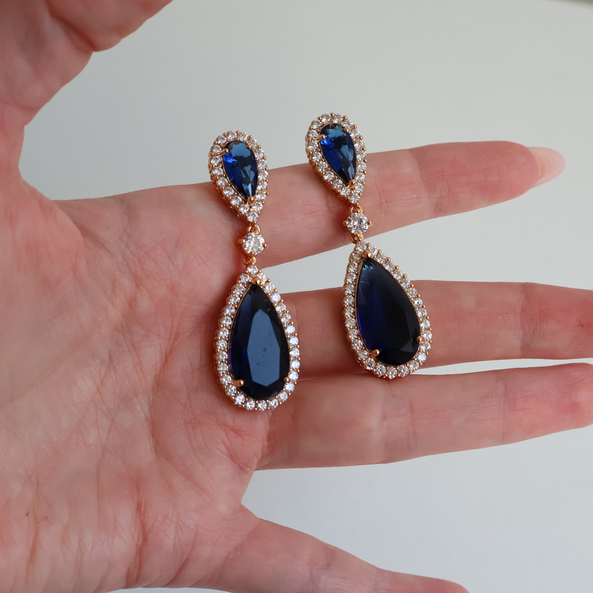 Brinco Dourado e Cristal Azul - Semijoia