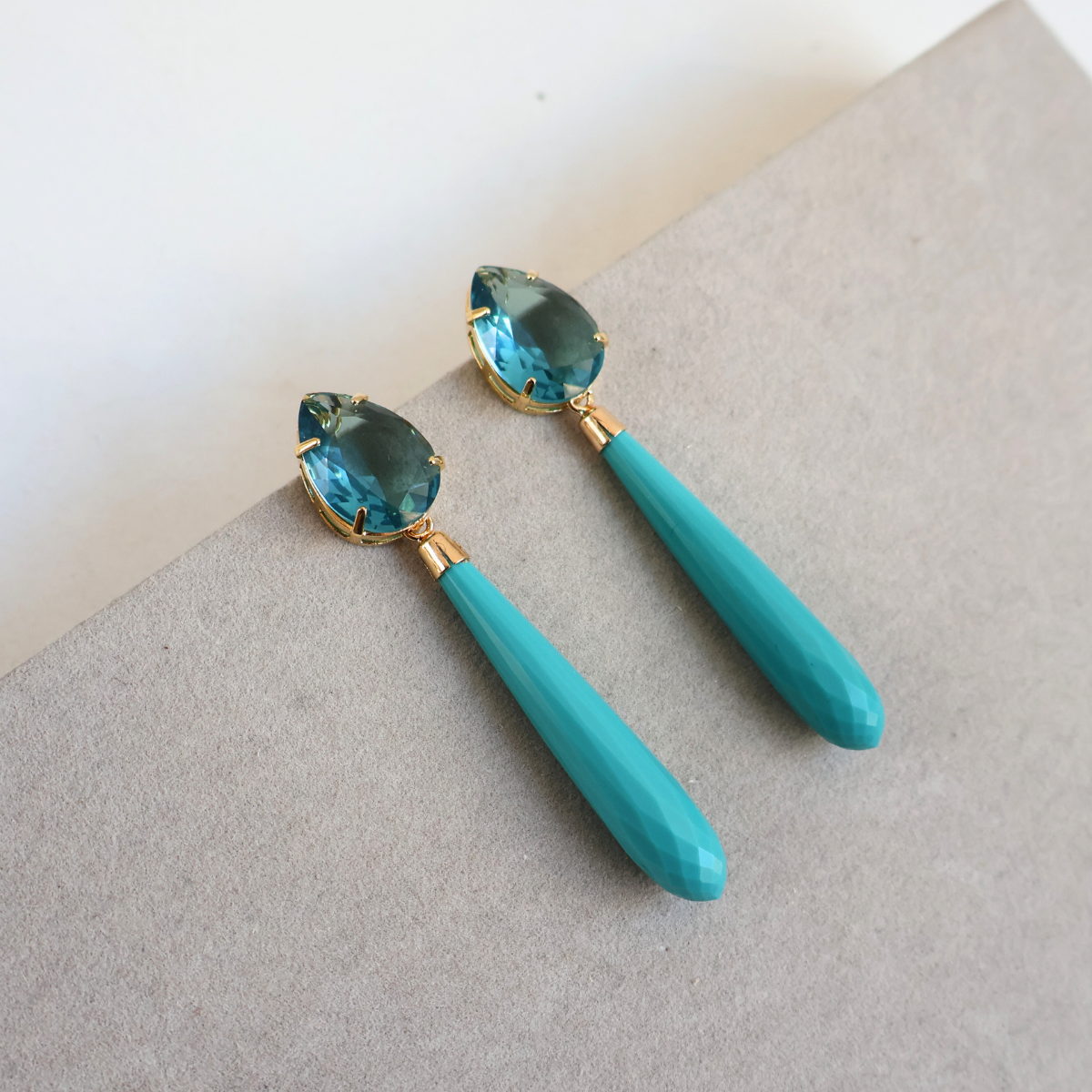 Brinco Dourado e Cristal Turquesa - Semijoia