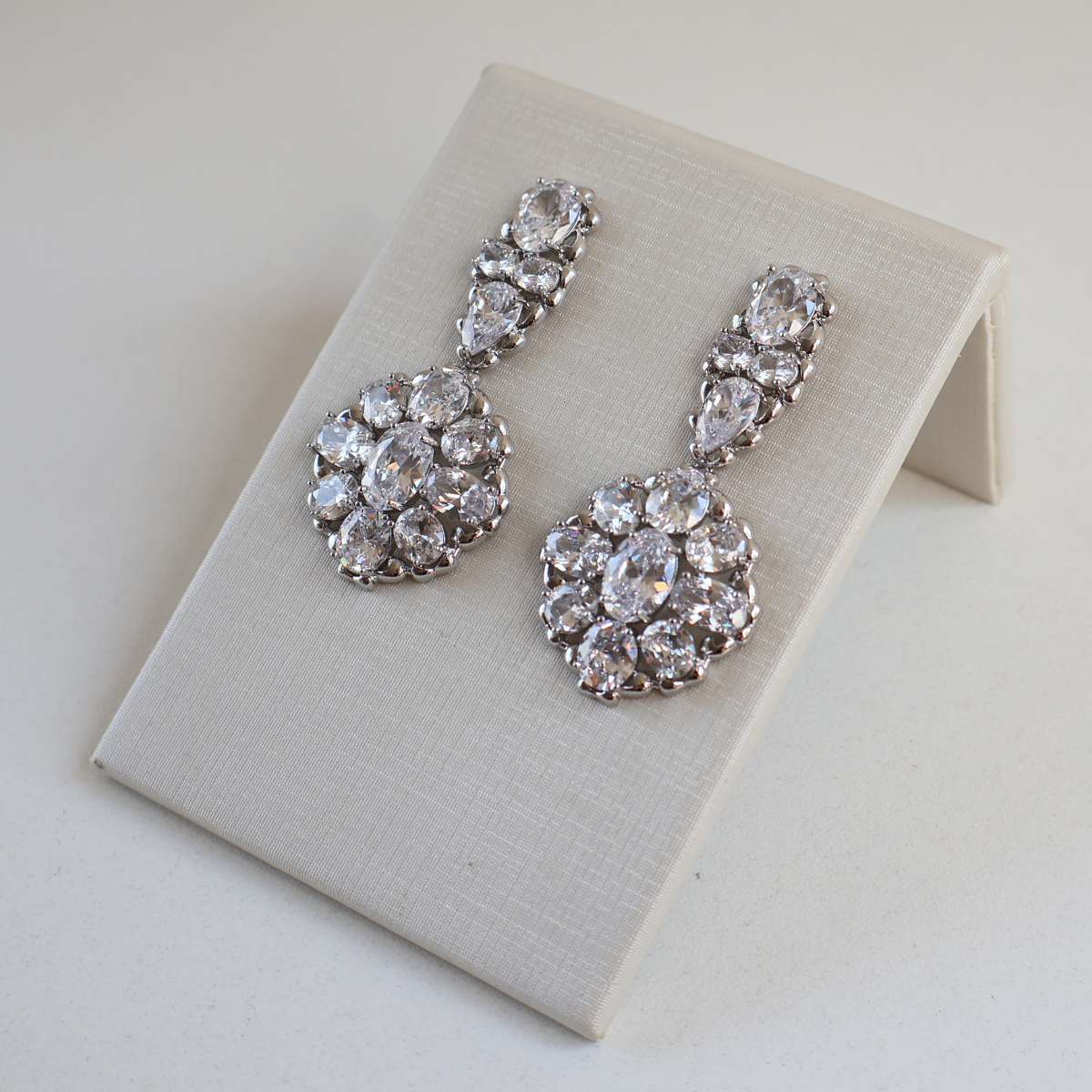 Brinco Prateado e Cristal Translúcido - Semijoia