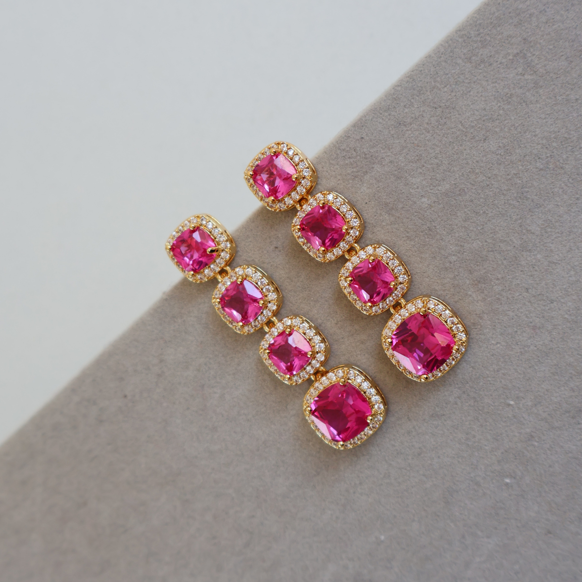 Brinco Dourado e Cristal Rosa - Semijoia
