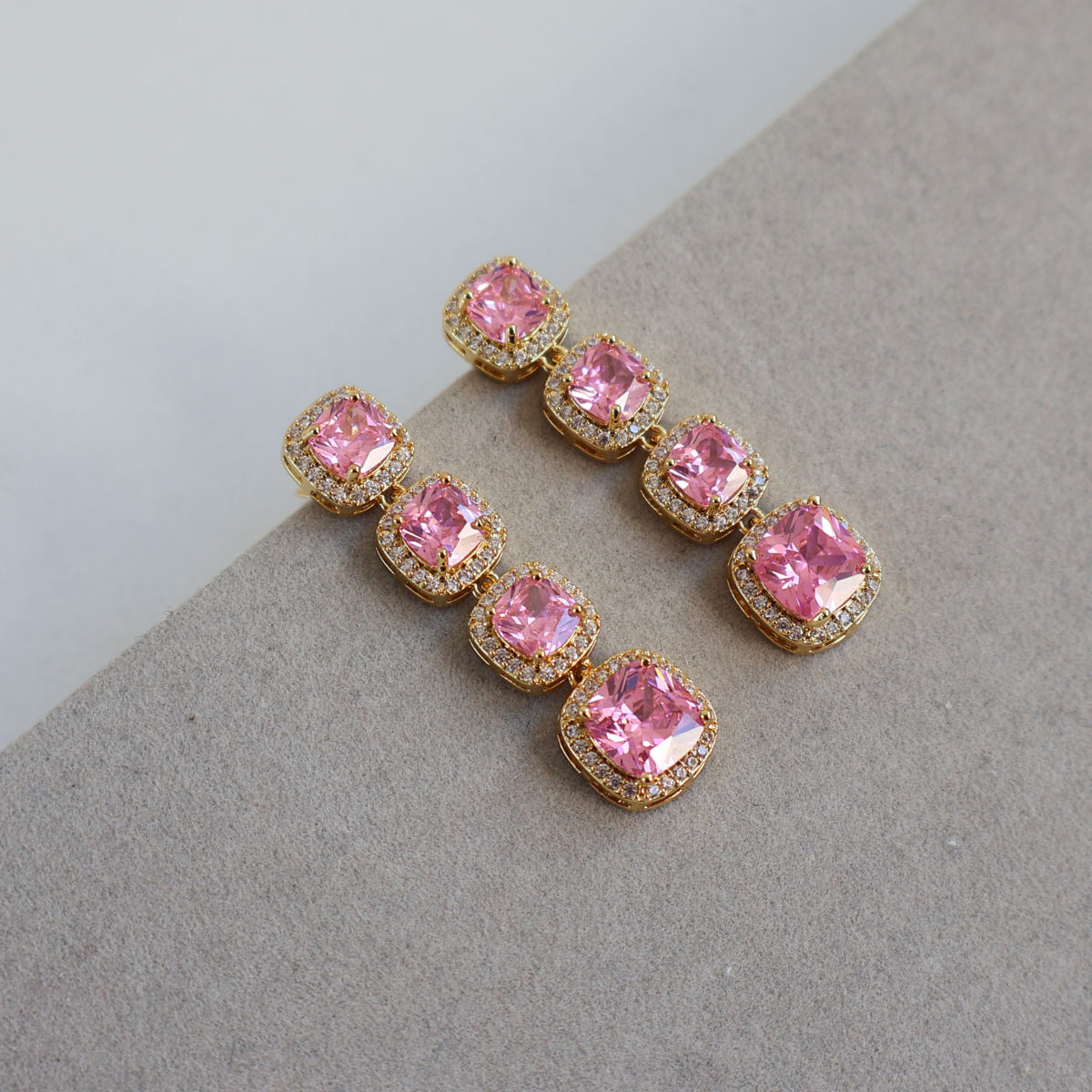 Brinco Dourado e Cristal Rosa Bebê - Semijoia