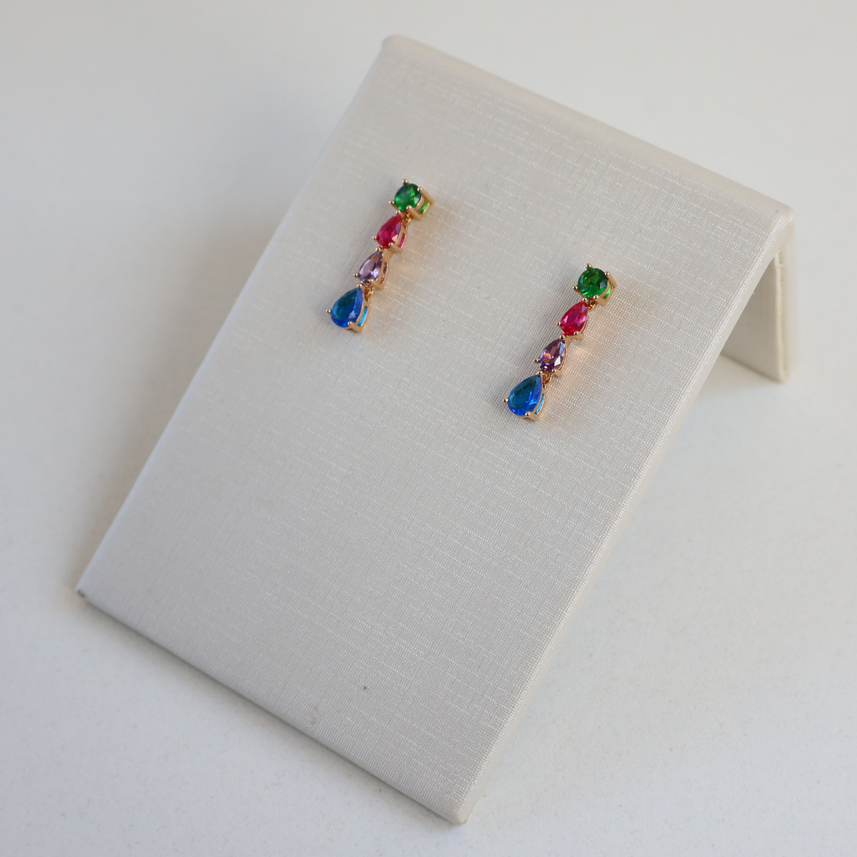Brinco Dourado e Cristais Coloridos - Semijoia