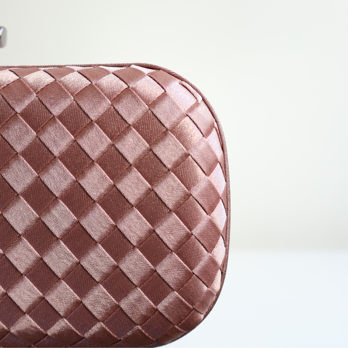 Clutch Tressê Cetim Inspired Pequena Bege Bronze