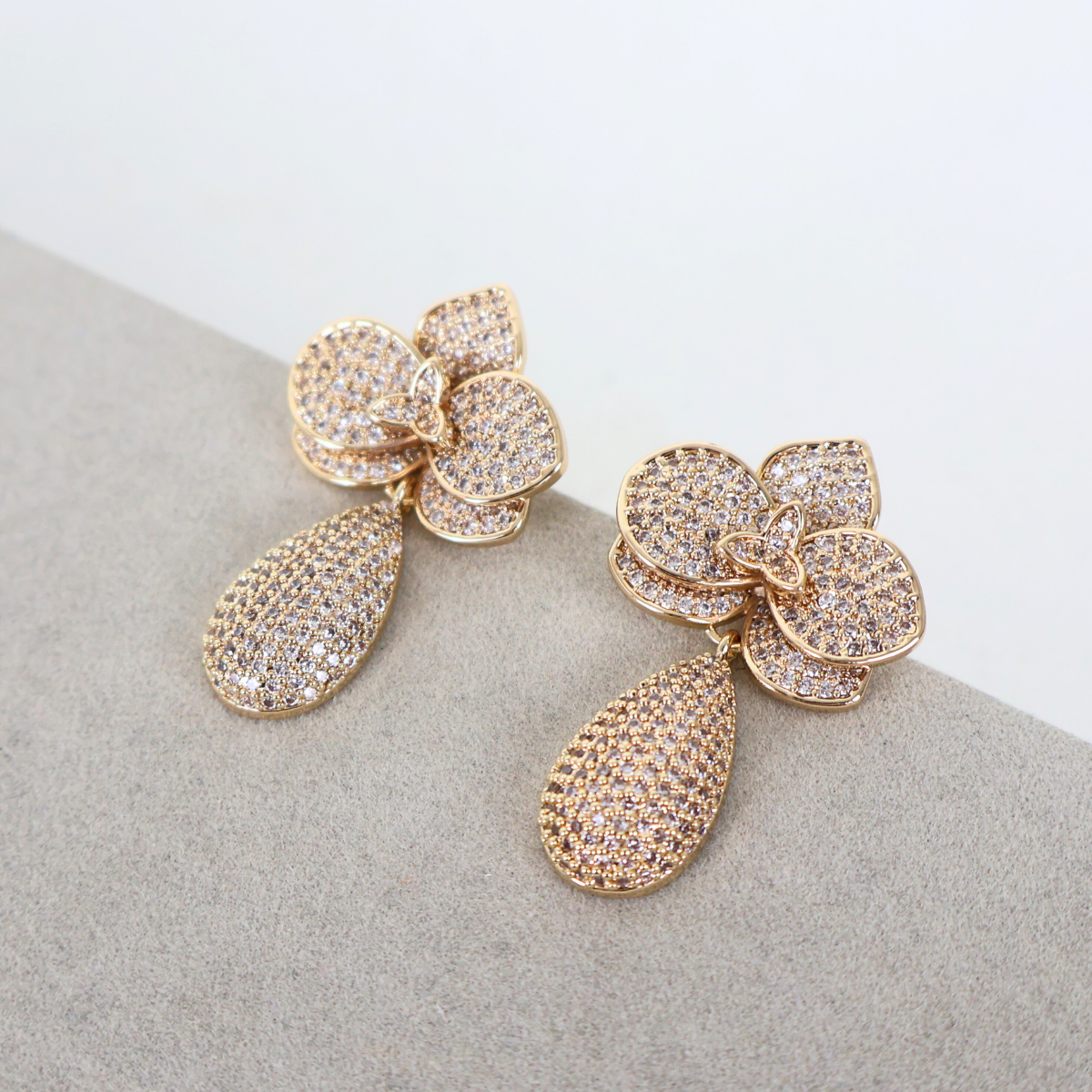 Brinco Dourado e Cristais Translúcidos - Semijoia