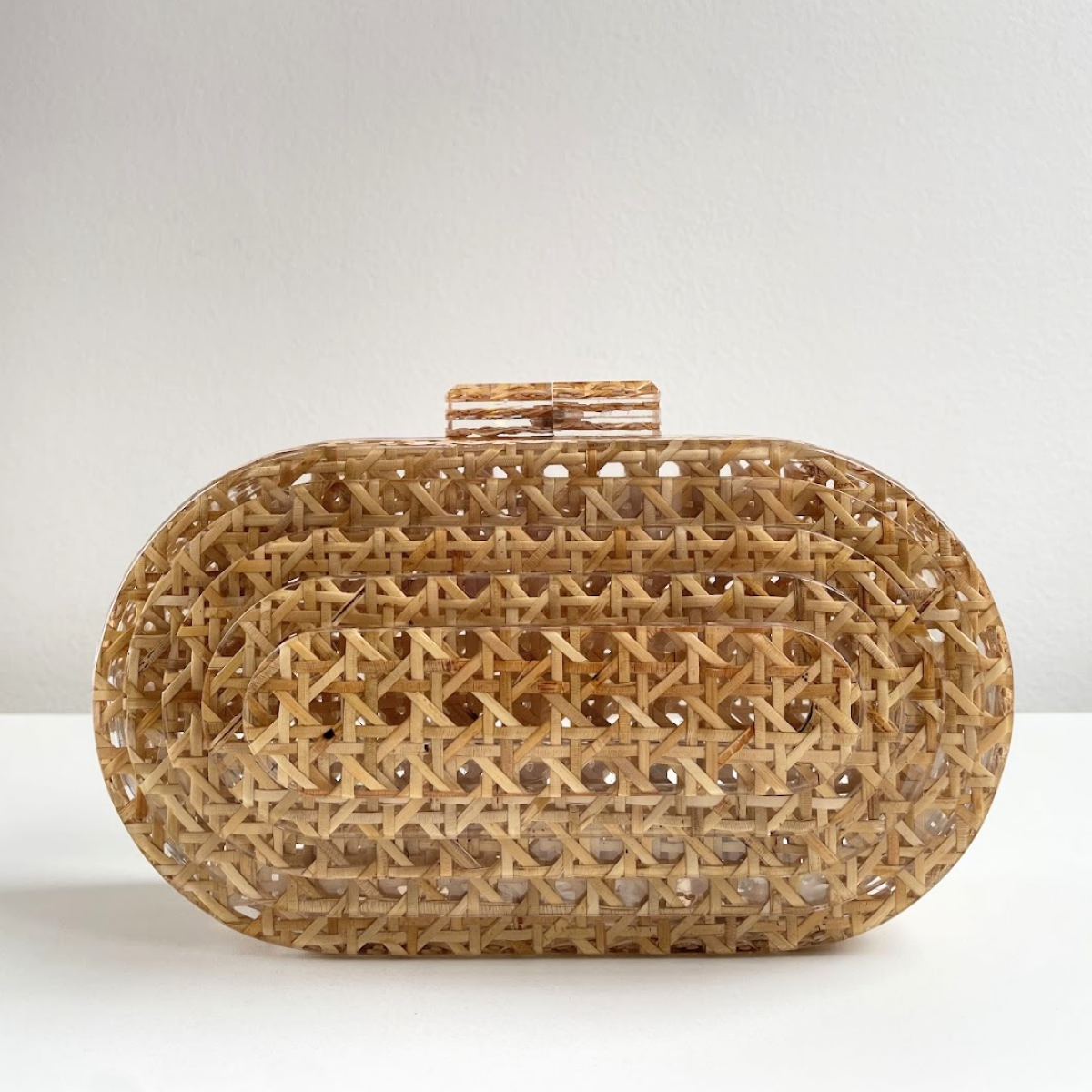 Bolsa Festa Clutch Oval Acrílico e Palha da Índia