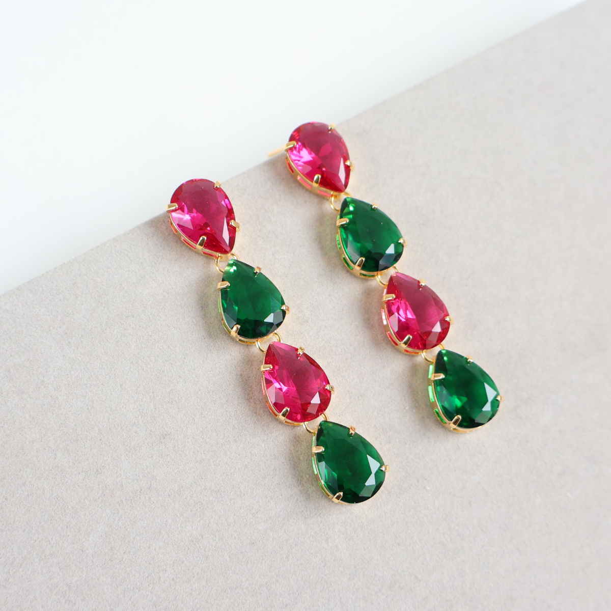 Brinco Dourado e Cristal Verde e Rosa - Semijoia