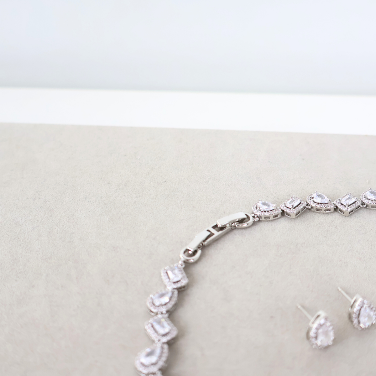 Kit Brinco e Colar - Prateado e Cristal Translúcido - Semijoia