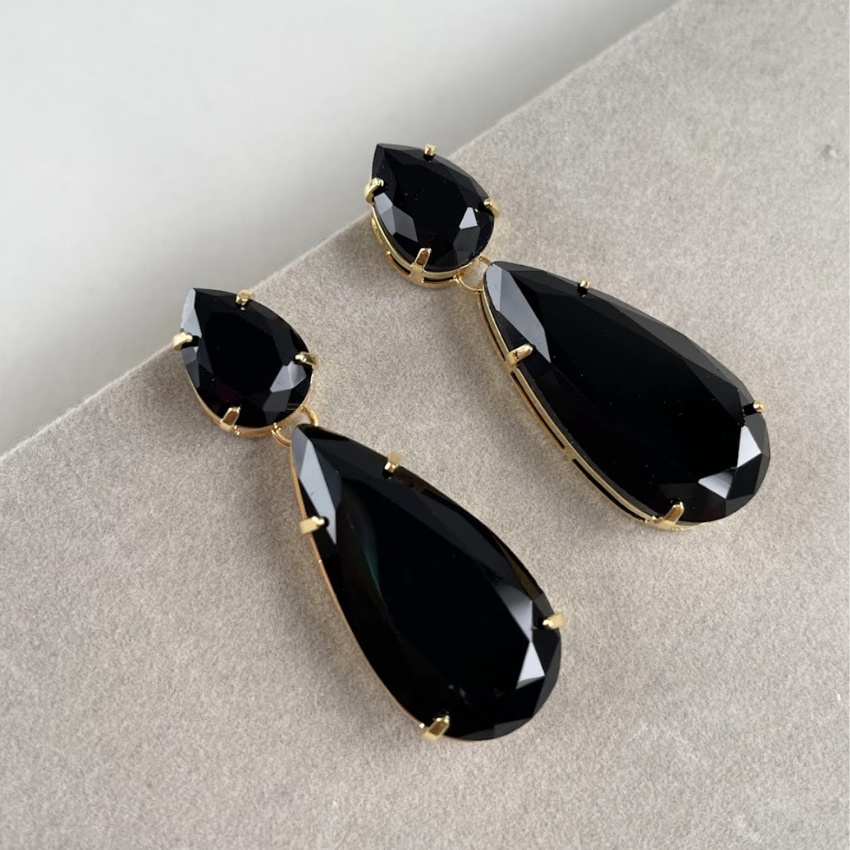 Brinco - Dourado e Cristal Preto - Semijoia