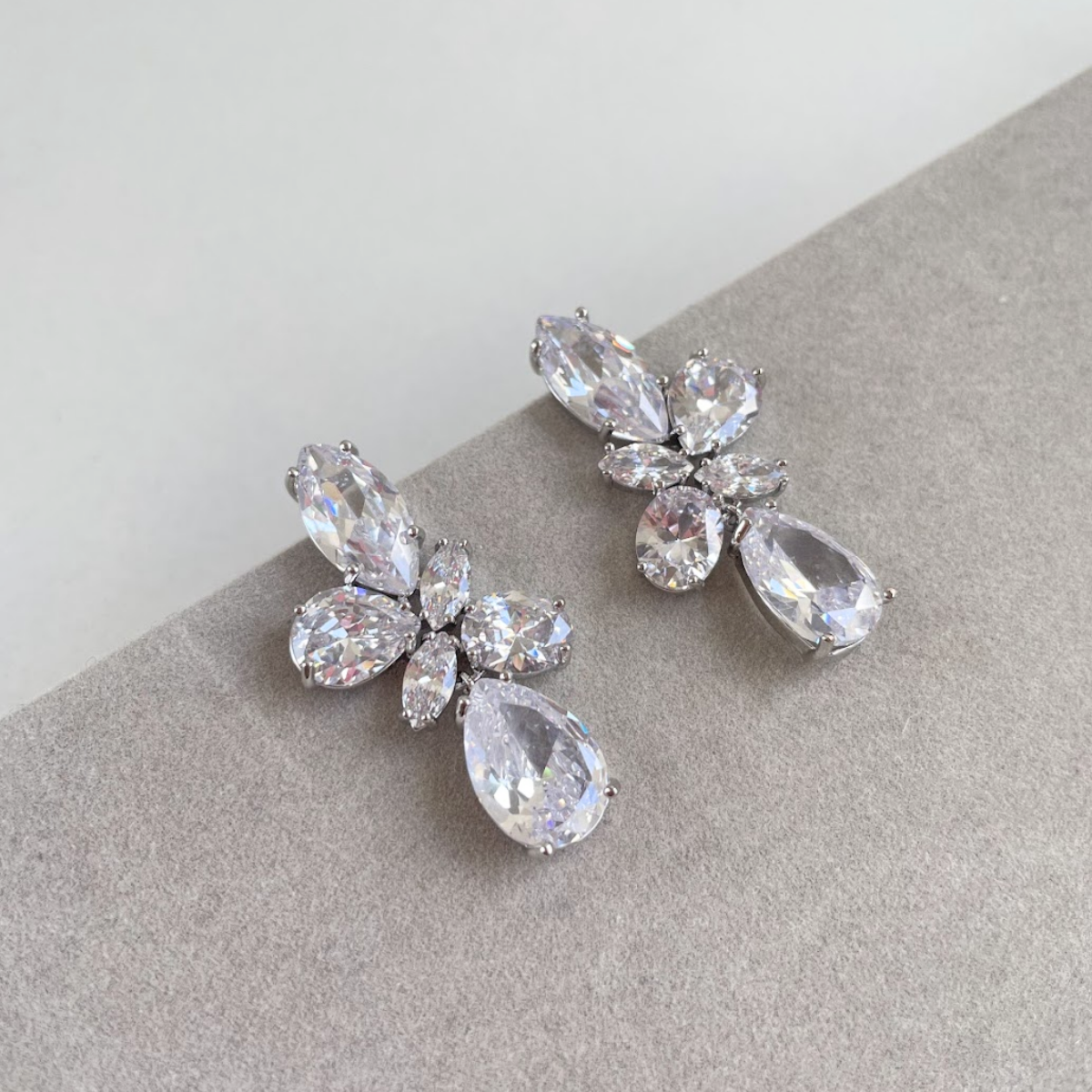 Brinco Prateado e Cristal Translúcido - Semijoia