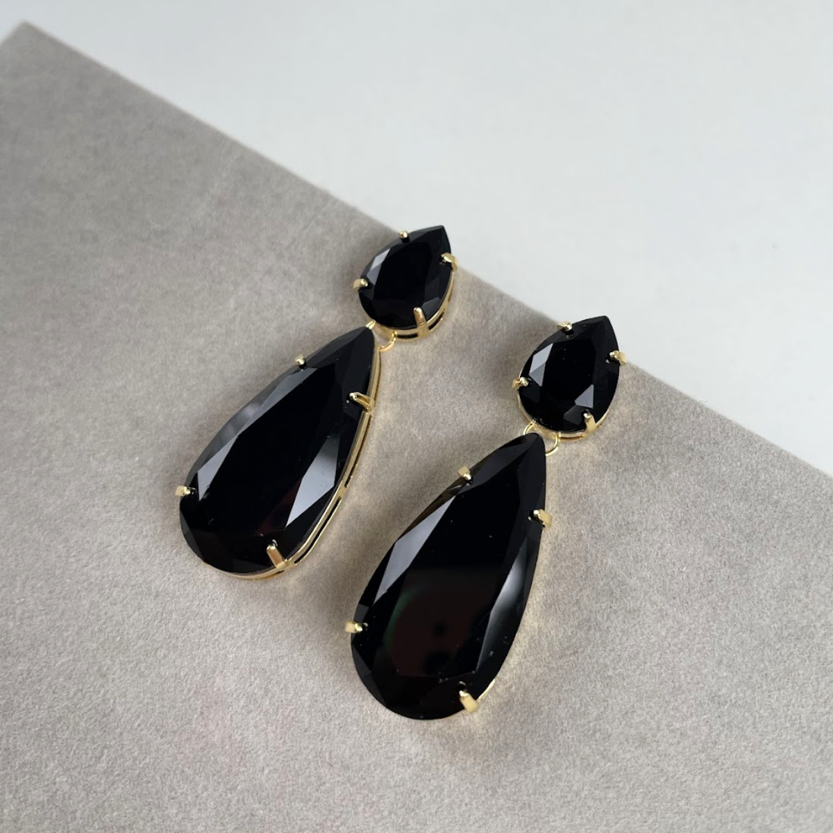 Brinco - Dourado e Cristal Preto - Semijoia
