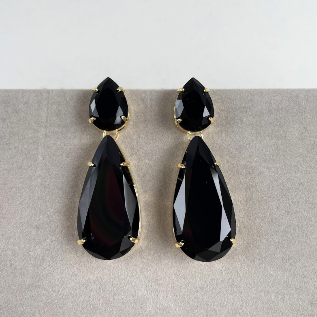 Brinco - Dourado e Cristal Preto - Semijoia