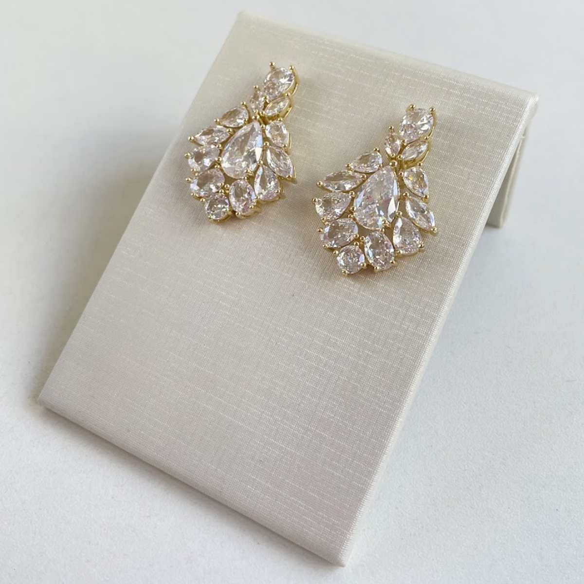 Brinco Dourado e Cristal Translúcido - Semijoia