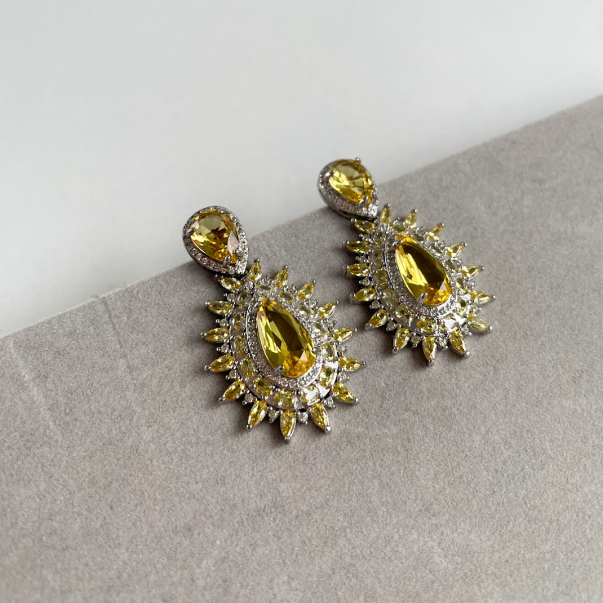 Brinco Prateado e Cristal Amarelo - Semijoia