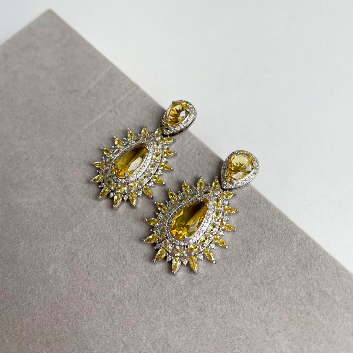 Brinco Prateado e Cristal Amarelo - Semijoia