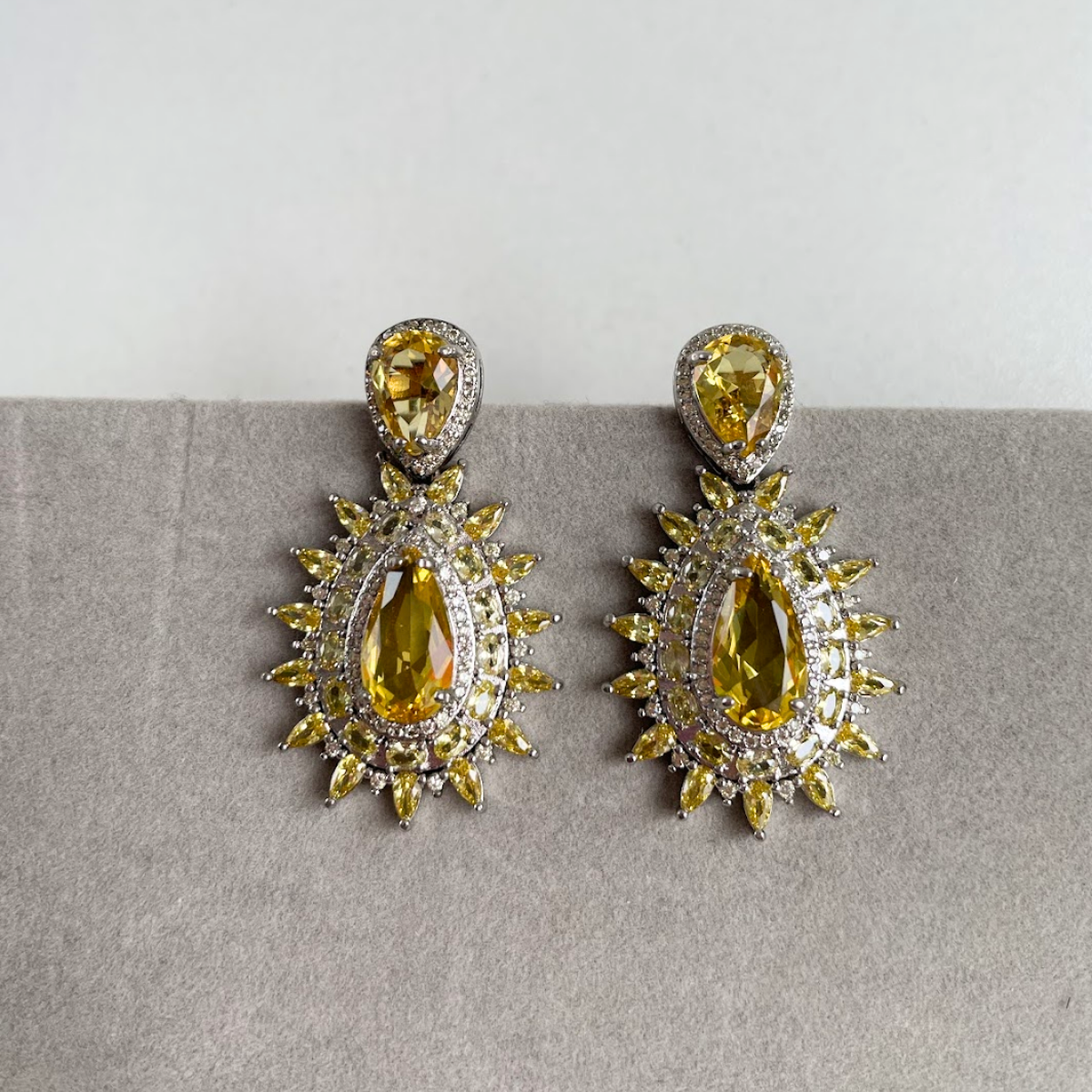 Brinco Prateado e Cristal Amarelo - Semijoia