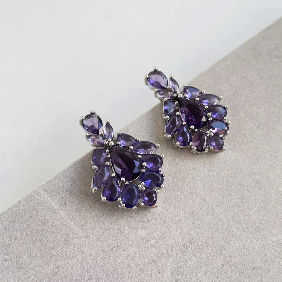 Brinco Prateado e Cristal Roxo - Semijoia