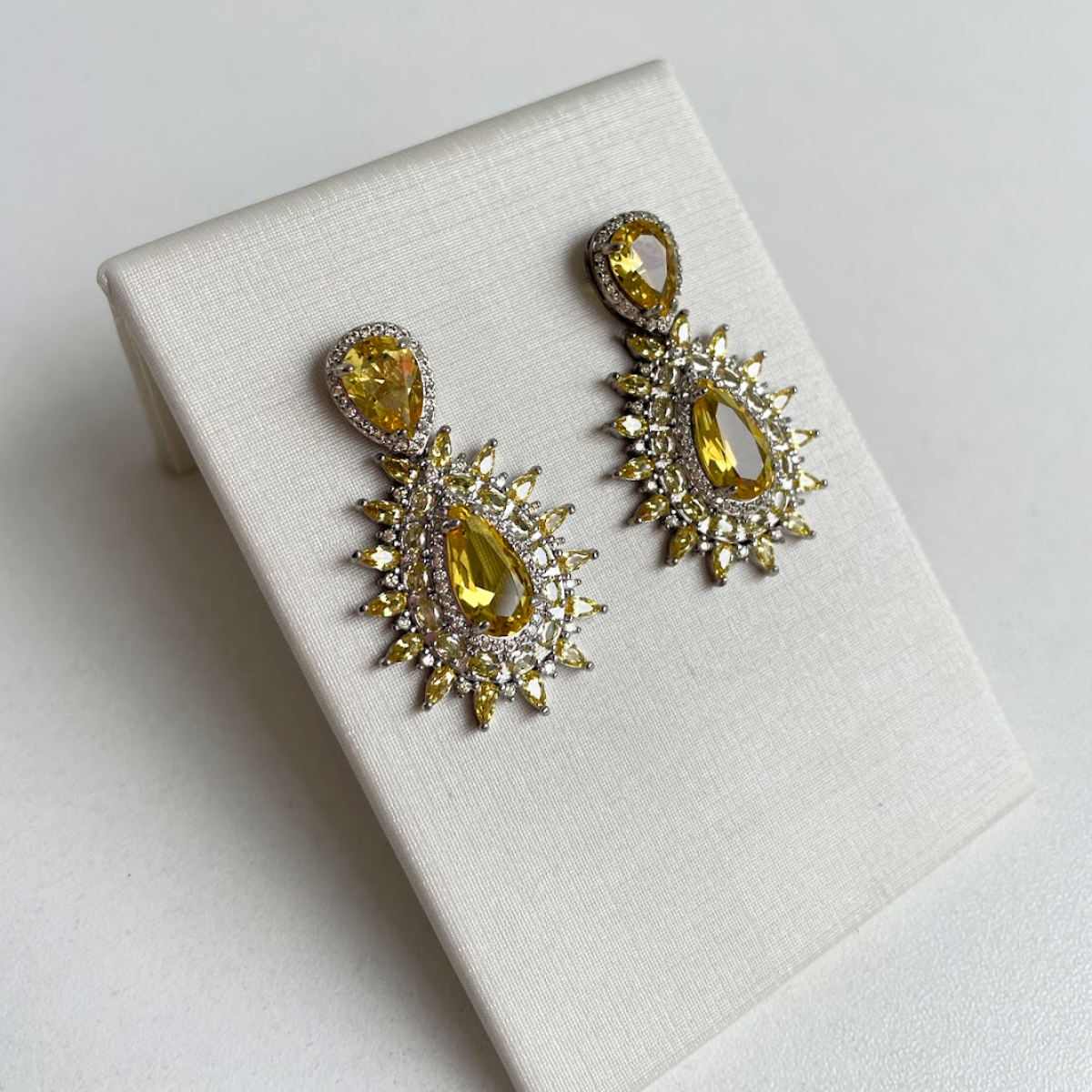 Brinco Prateado e Cristal Amarelo - Semijoia