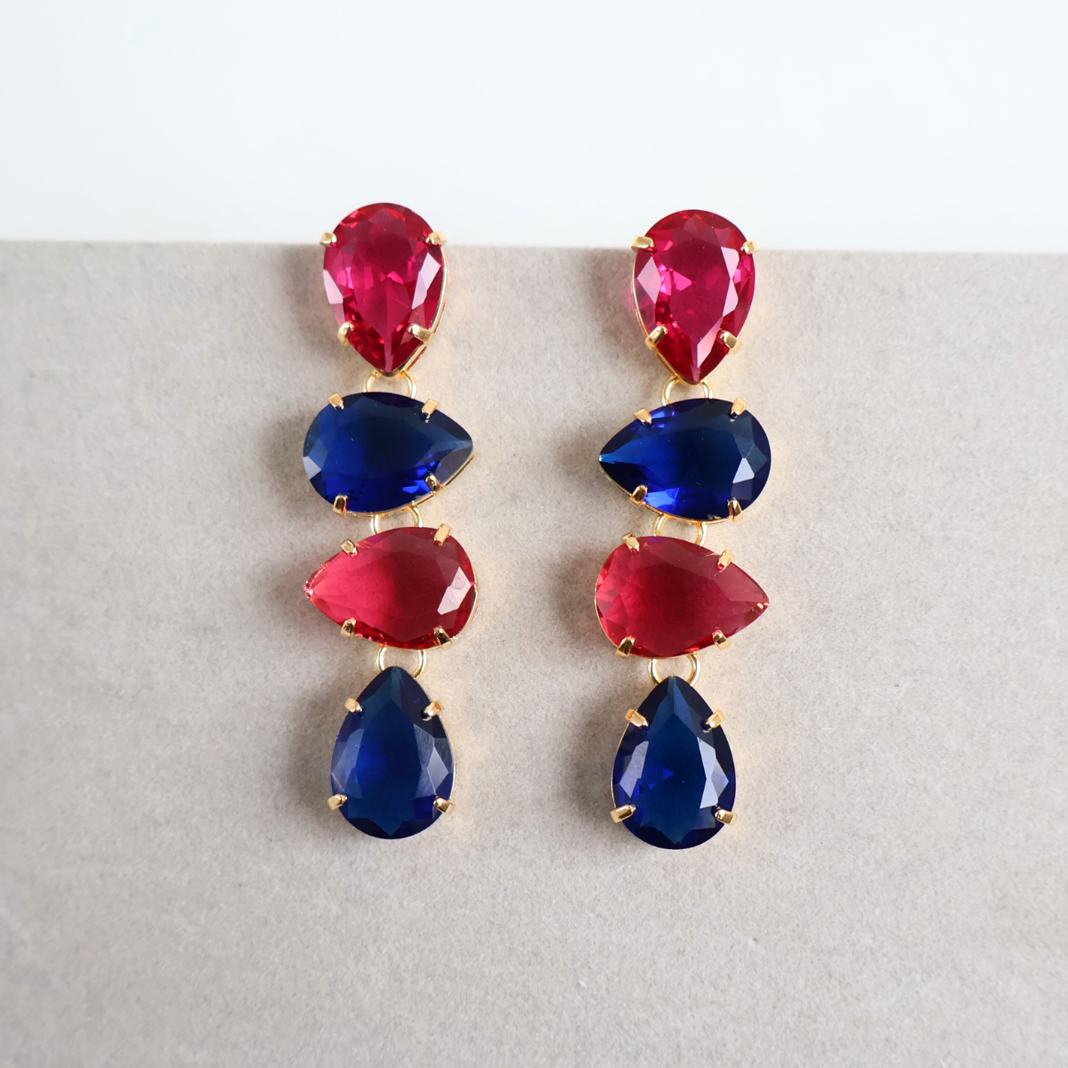 Brinco Dourado e Cristal Azul e Rosa - Semijoia