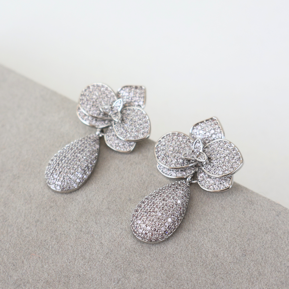 Brinco Prateado e Cristal Translúcido - Semijoia