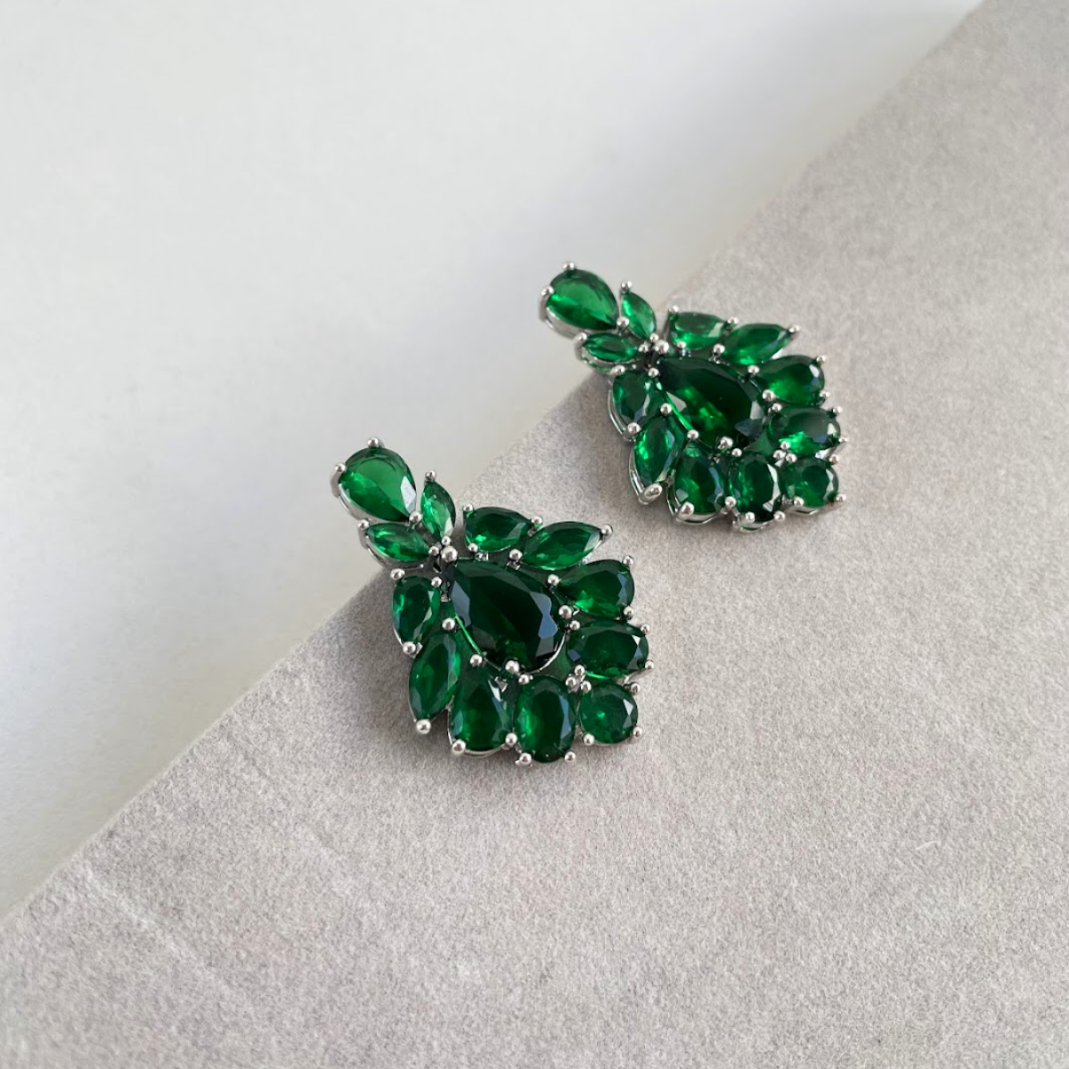 Brinco Prateado e Cristal Verde - Semijoia