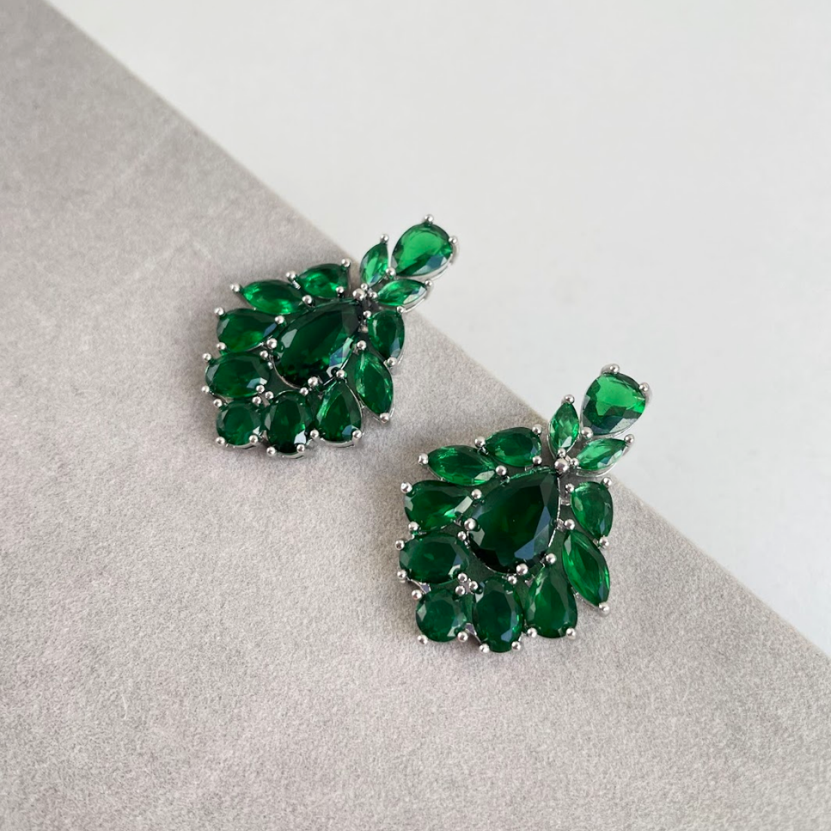 Brinco Prateado e Cristal Verde - Semijoia