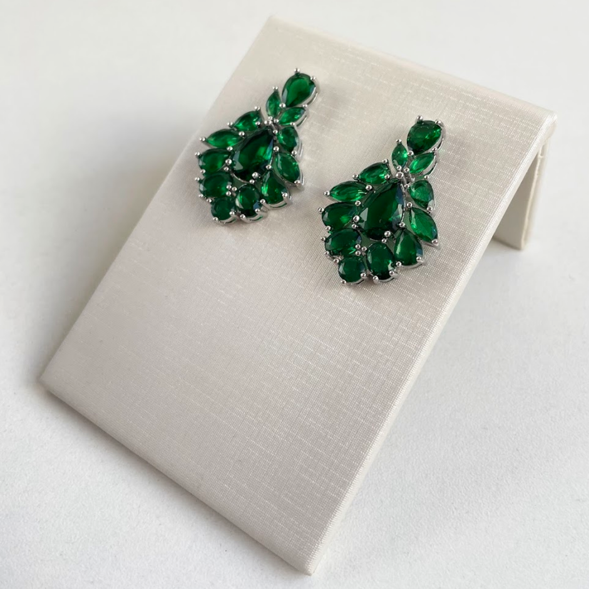 Brinco Prateado e Cristal Verde - Semijoia