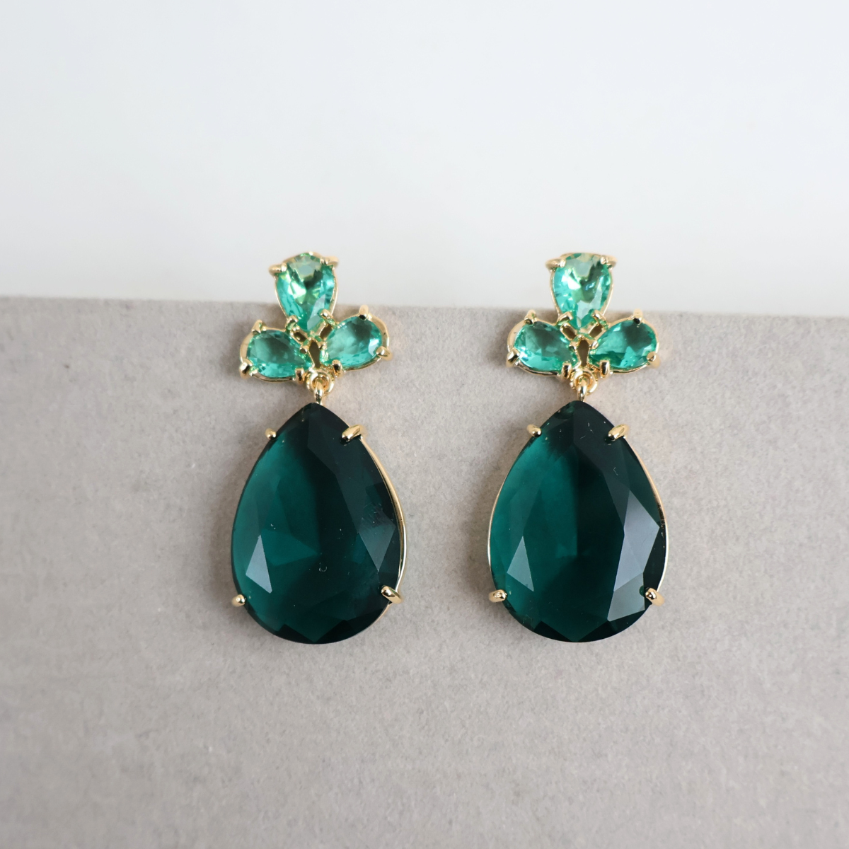 Brinco Dourado e Cristal Verde - Semijoia