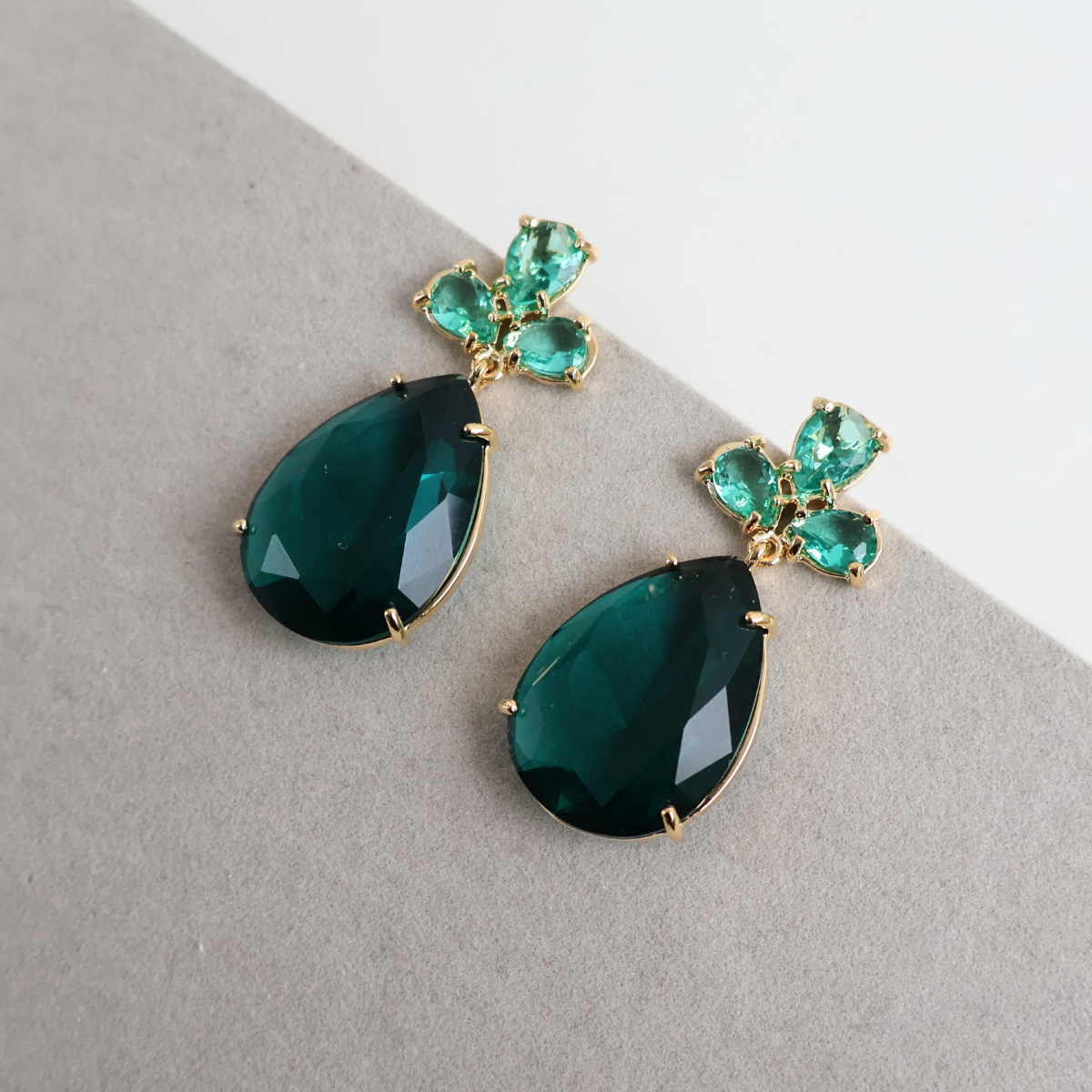 Brinco Dourado e Cristal Verde - Semijoia