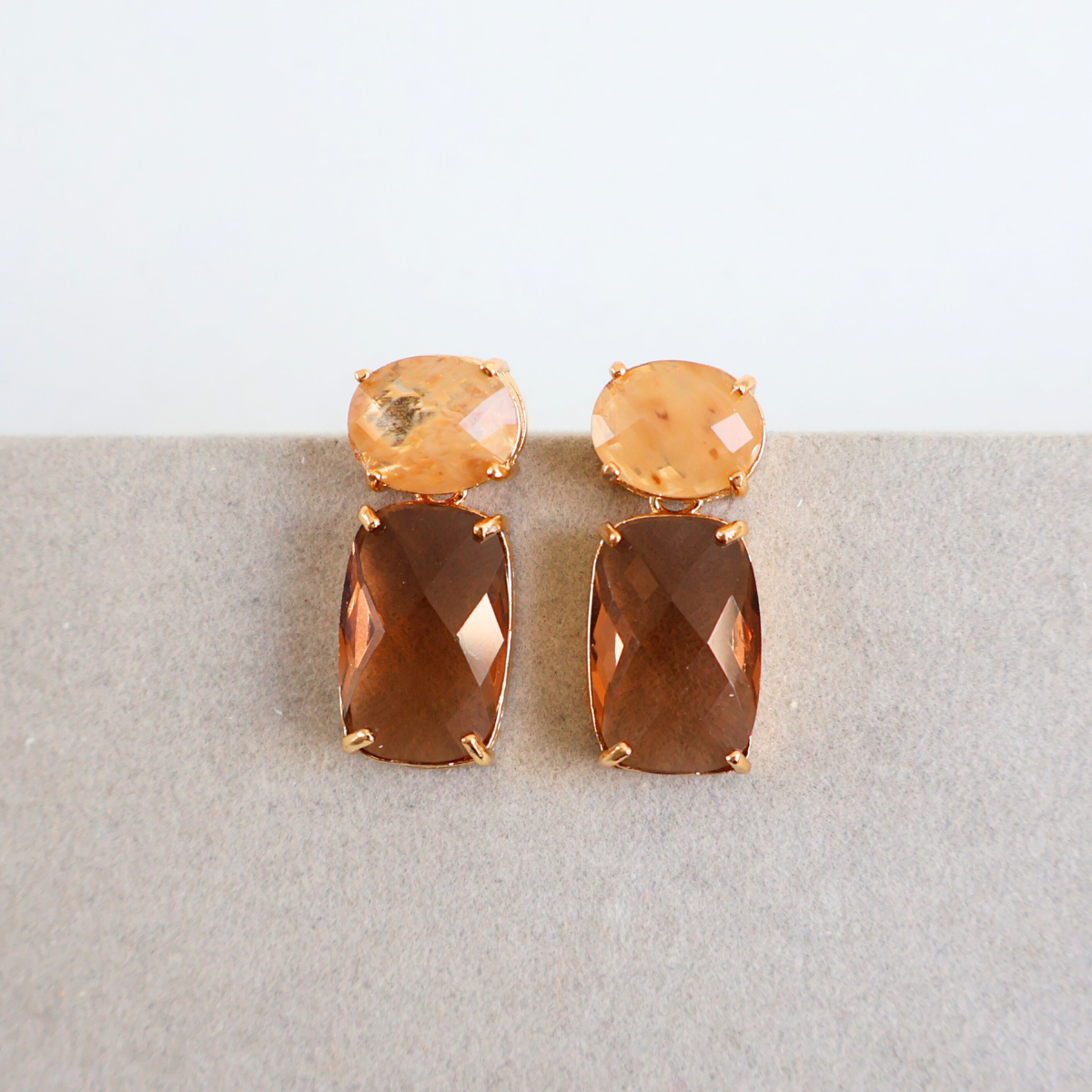 Brinco Dourado e Cristal Marrom - Semijoia