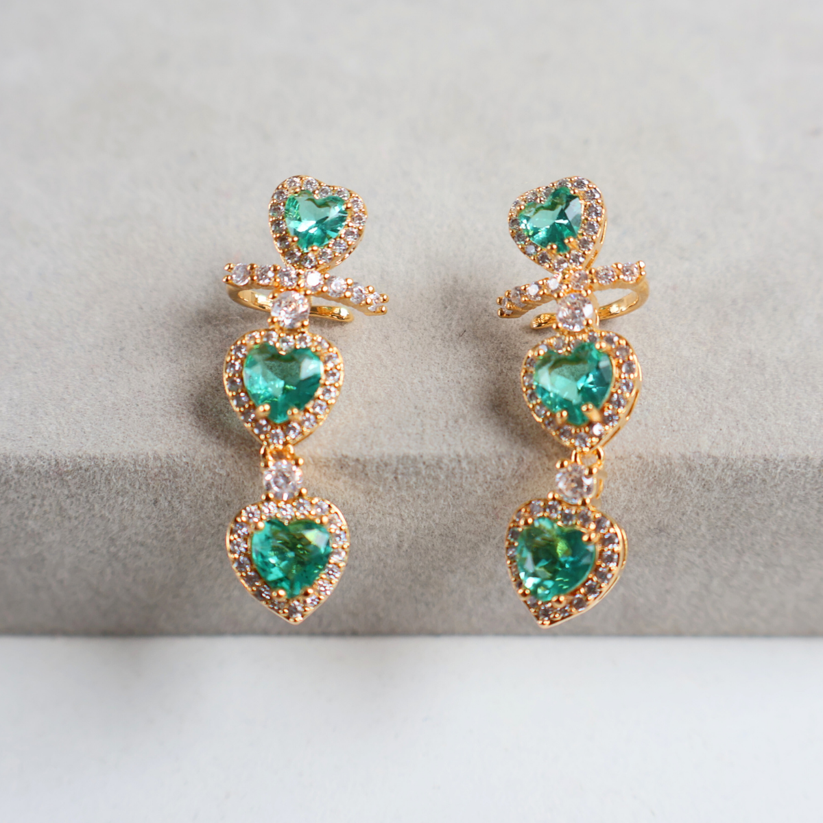 Brinco Earcuff Dourado e Cristal Verde - Semijoia