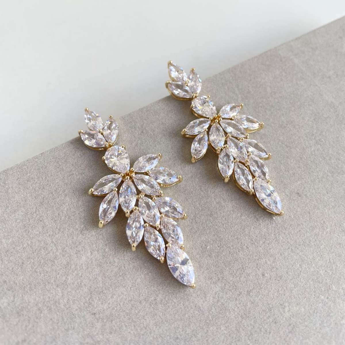 Brinco Dourado e Cristal Translúcido - Semijoia