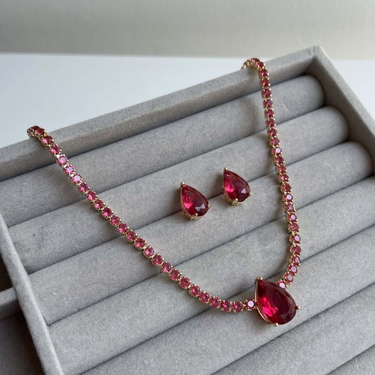 Kit Brinco e Colar - Dourado e Cristal Marsala - Semijoia