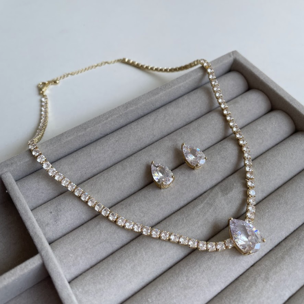 Kit Brinco e Colar - Dourado e Cristal - Semijoia