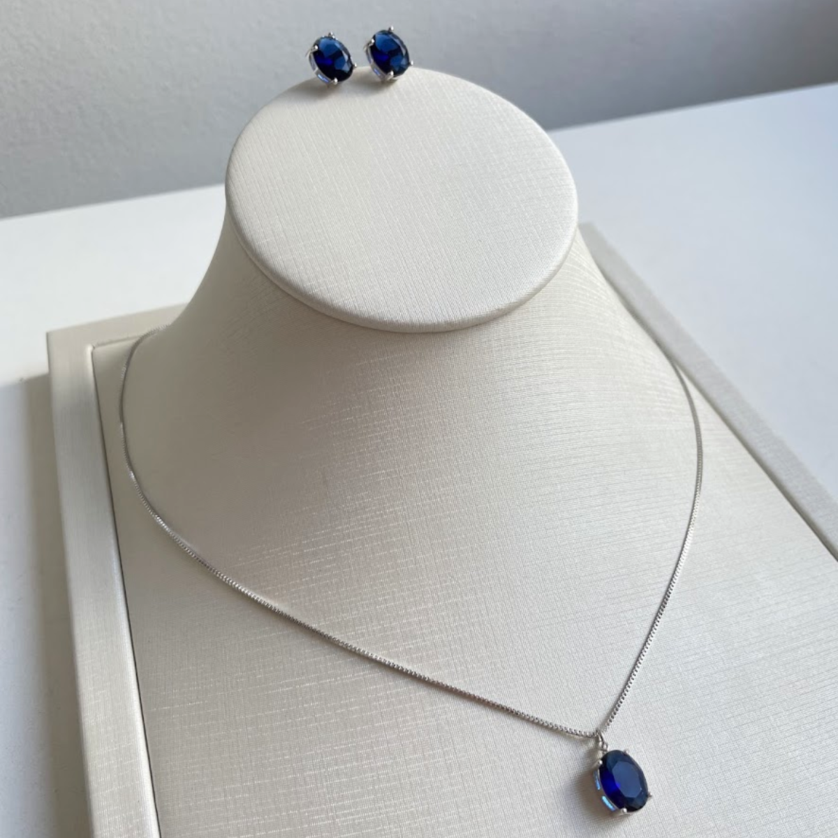 Kit Brinco e Colar - Ródio Branco - Cristal Azul - Semijoia
