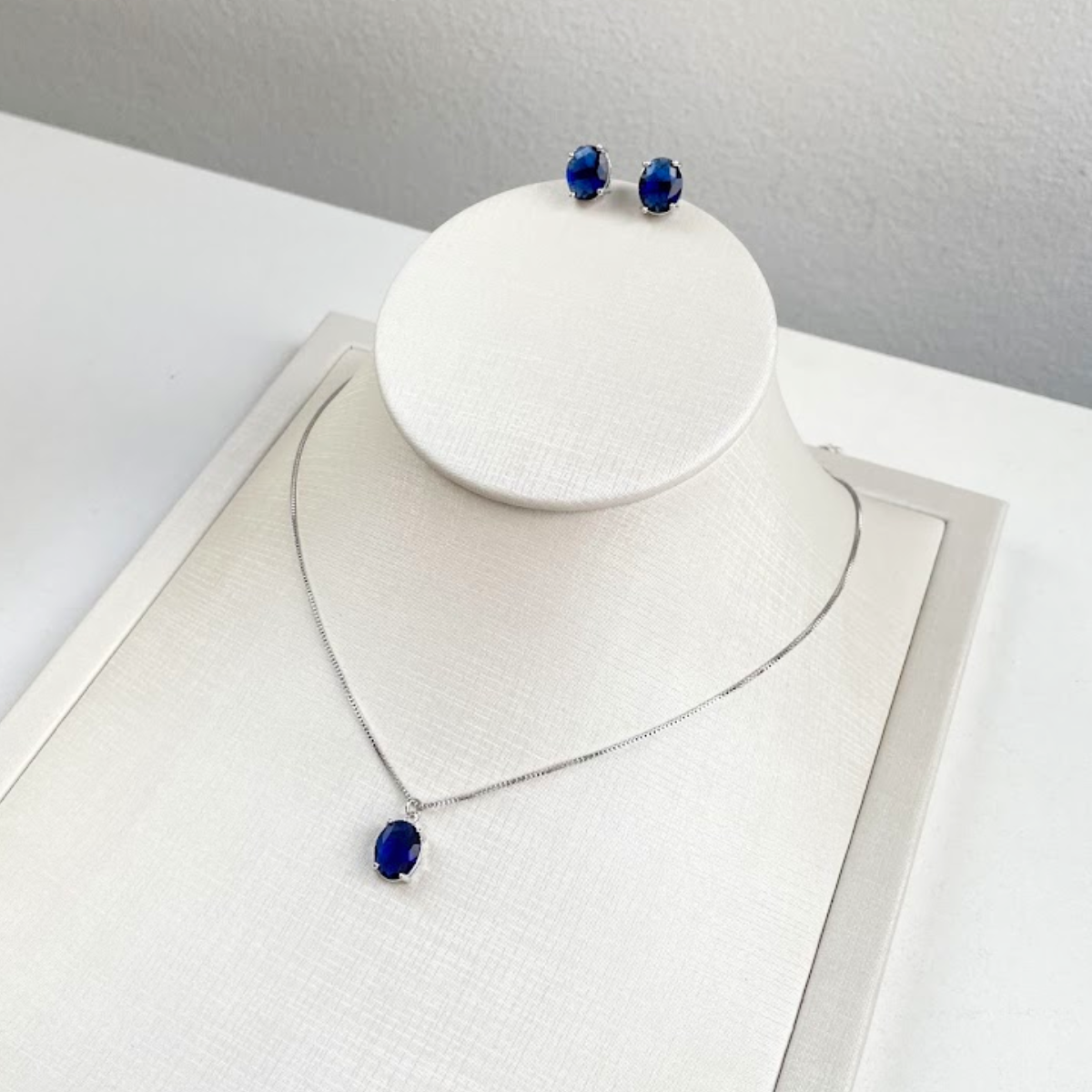 Kit Brinco e Colar - Ródio Branco - Cristal Azul - Semijoia