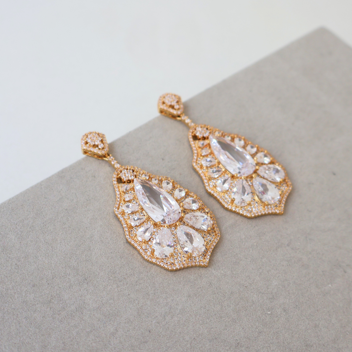 Brinco Dourado e Cristal Transparente - Semijoia