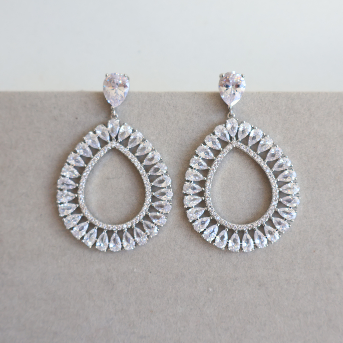 Brinco Prateado e Cristal Transparente - Semijoia