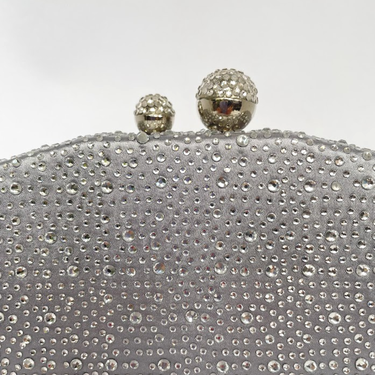 Bolsa de Festa Clutch em Cetim e Cristais Concha Prata