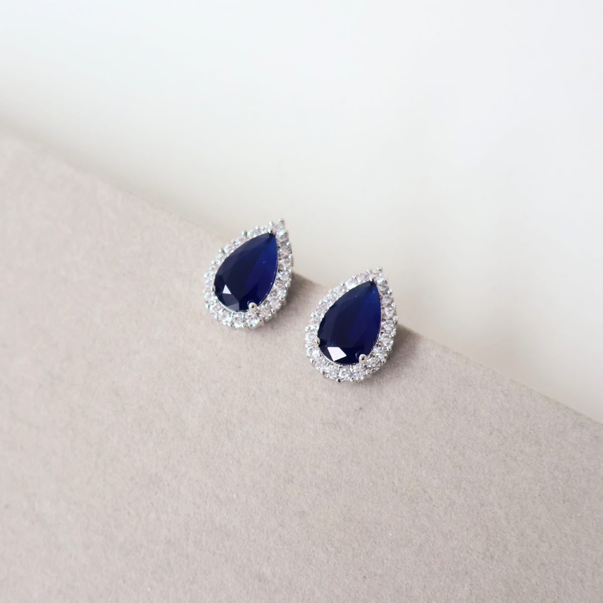 Brinco Prateado e Cristal Azul - Semijoia
