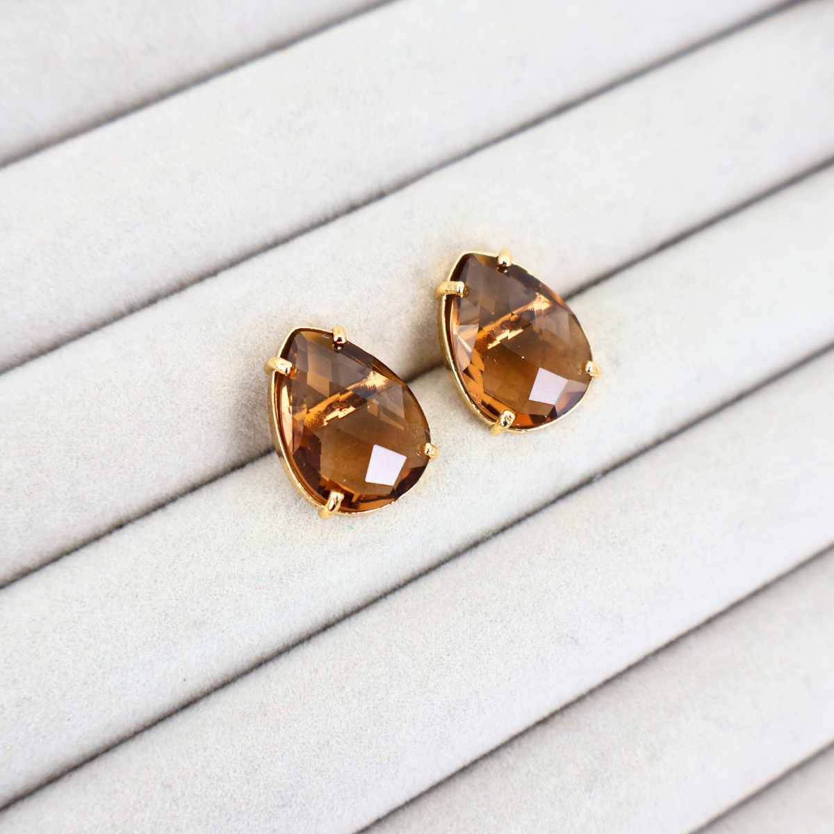 Brinco Dourado e Cristal Marrom - Semijoia