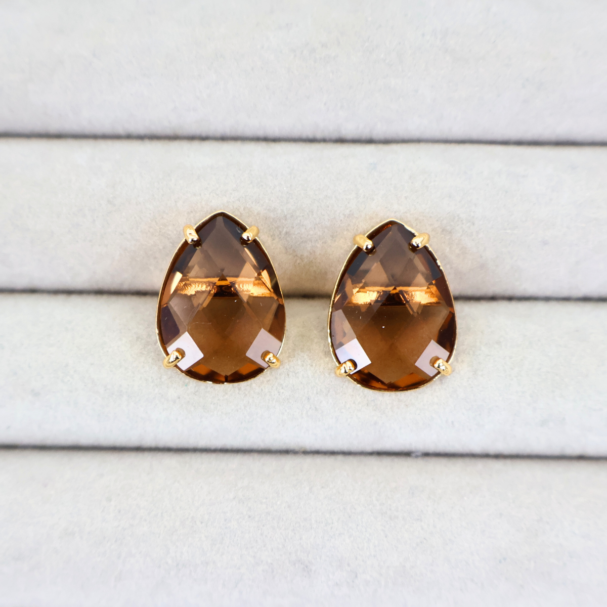 Brinco Dourado e Cristal Marrom - Semijoia